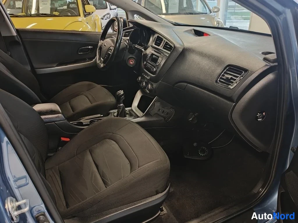 Sininen Kia Ceed 2013, ohjaamo, kuva 5