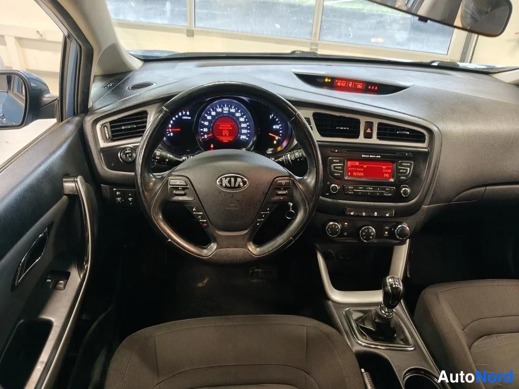 Sininen Kia Ceed 2013, ohjaamo, kuva 6