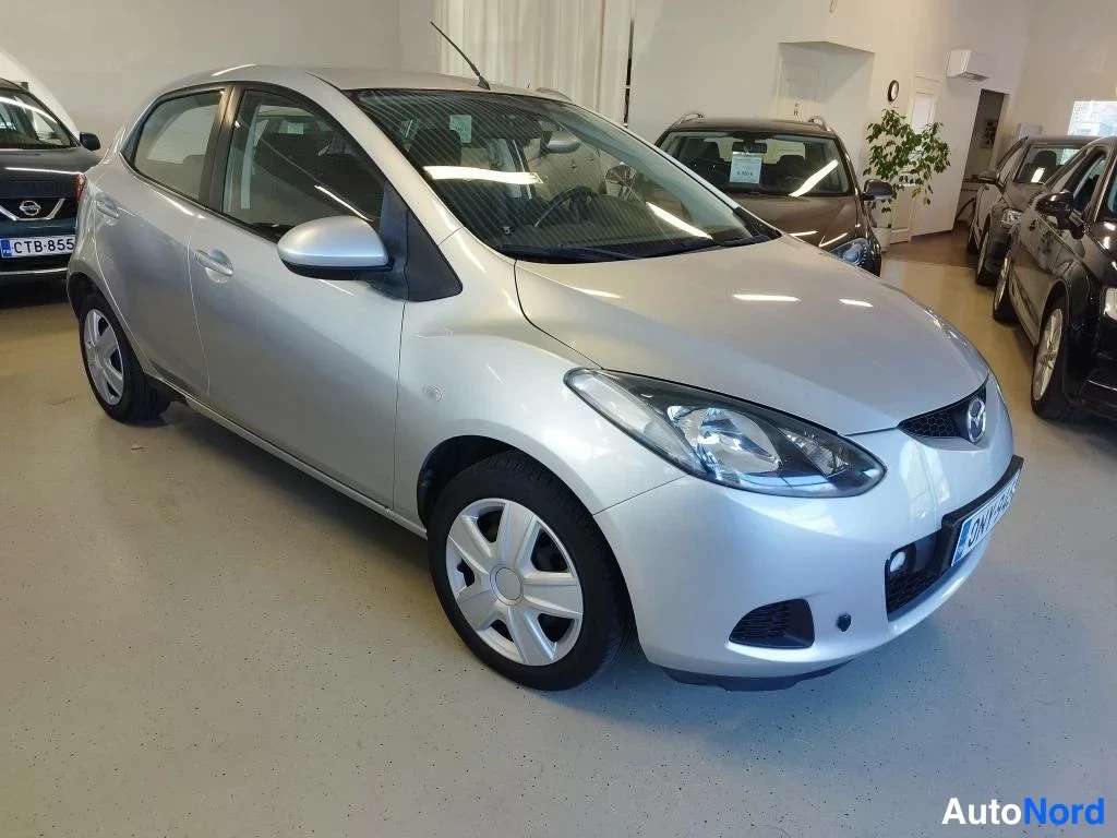 Harmaa Mazda 2 2008, etuviisto, keula oikealle, kuva 3