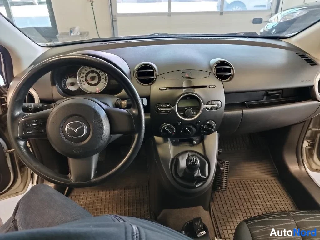 Harmaa Mazda 2 2008, ohjaamo, kuva 12