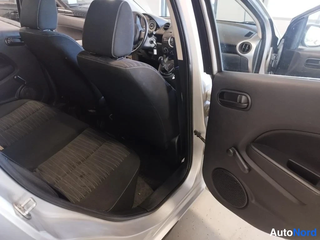 Harmaa Mazda 2 2008, takaistuimet, kuva 15
