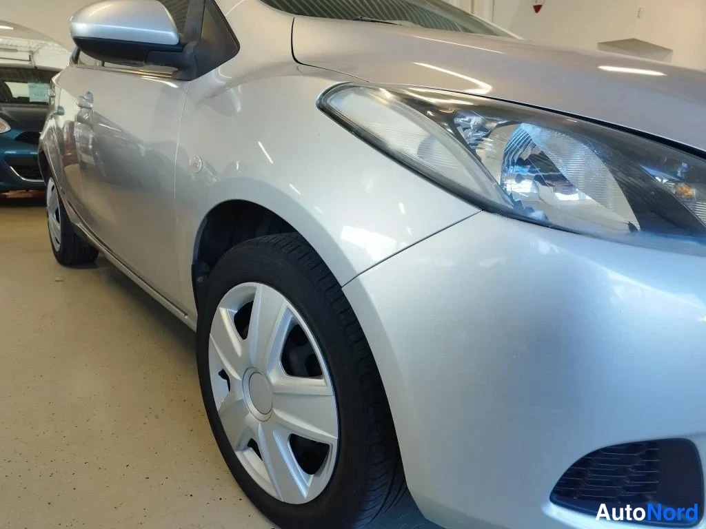 Harmaa Mazda 2 2008, etuviisto, keula oikealle, kuva 4