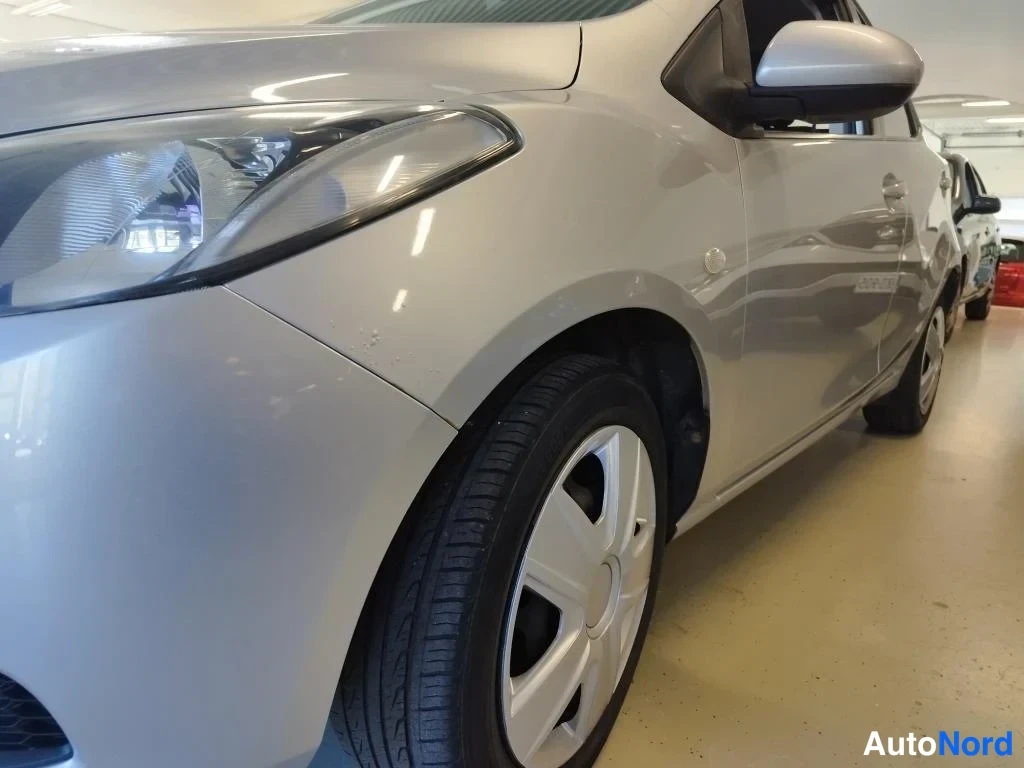 Harmaa Mazda 2 2008, etuviisto, keula vasemmalle, kuva 2