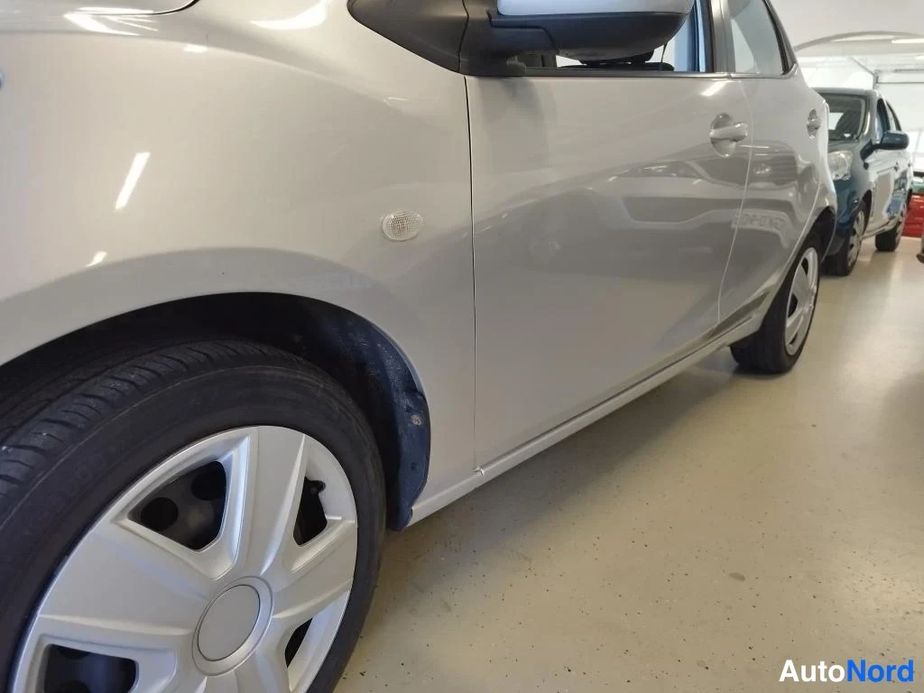 Harmaa Mazda 2 2008, sivulta, kuva 5