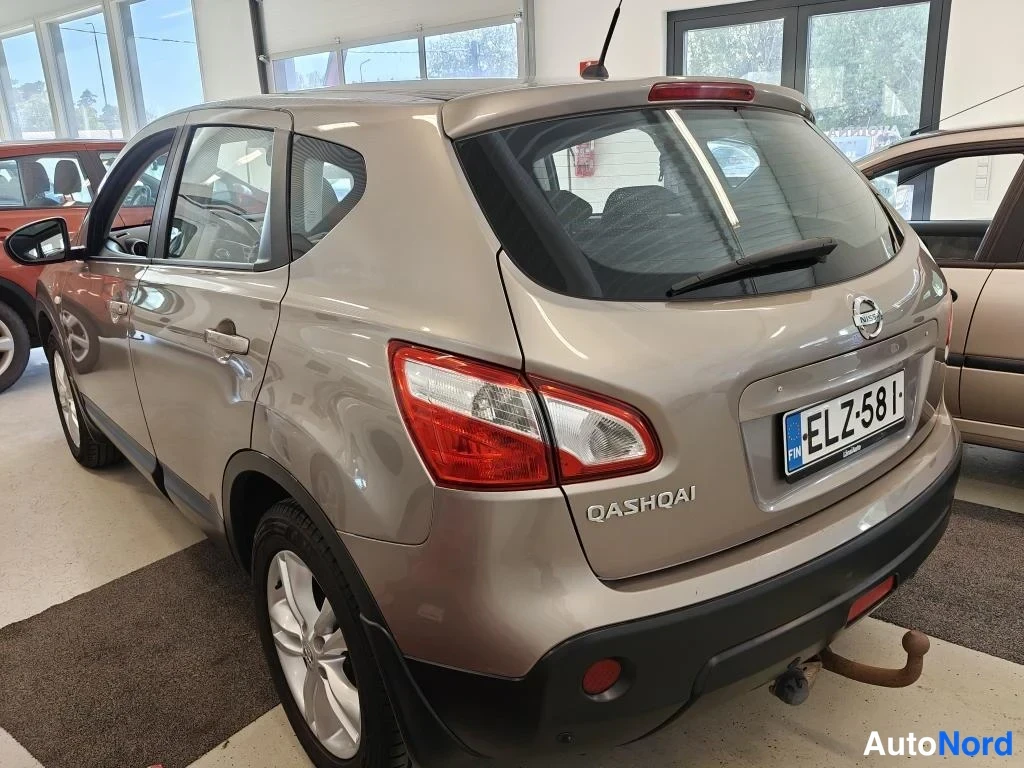Beige Nissan Qashqai 2011, takaviisto, kuva 3