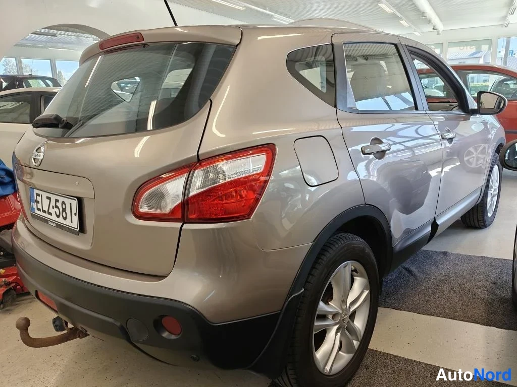 Beige Nissan Qashqai 2011, takaviisto, kuva 4