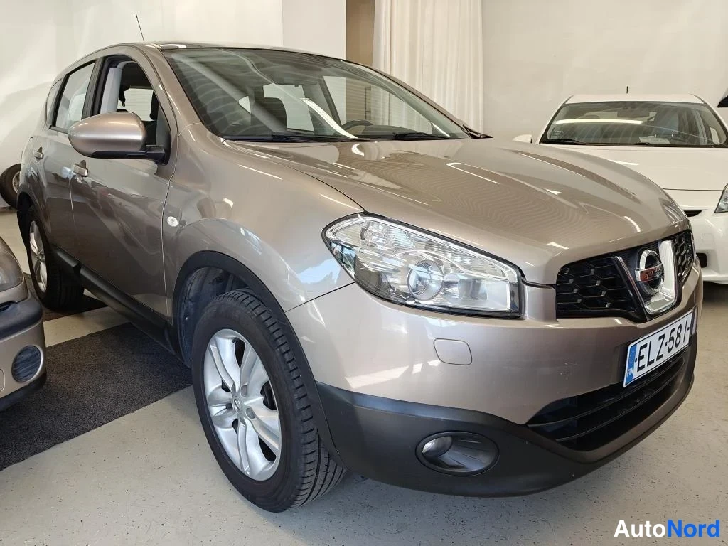 Beige Nissan Qashqai 2011, etuviisto, keula oikealle, kuva 2