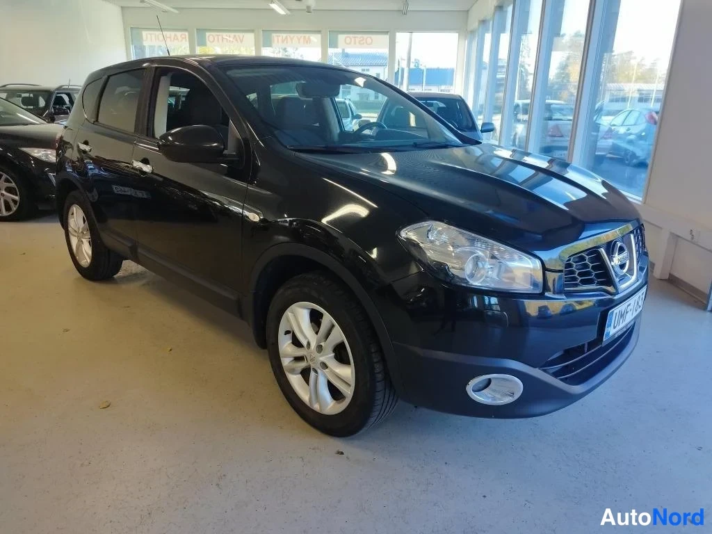 Musta Nissan Qashqai 2010, etuviisto, keula oikealle, kuva 2