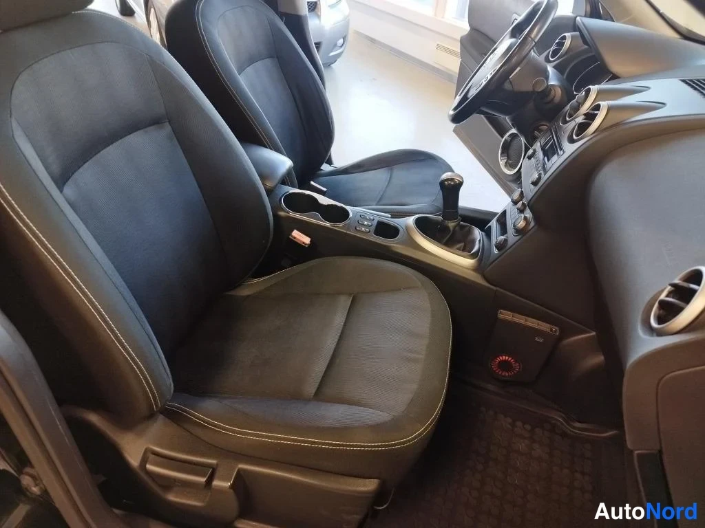 Musta Nissan Qashqai 2010, etuistuimet, kuva 9
