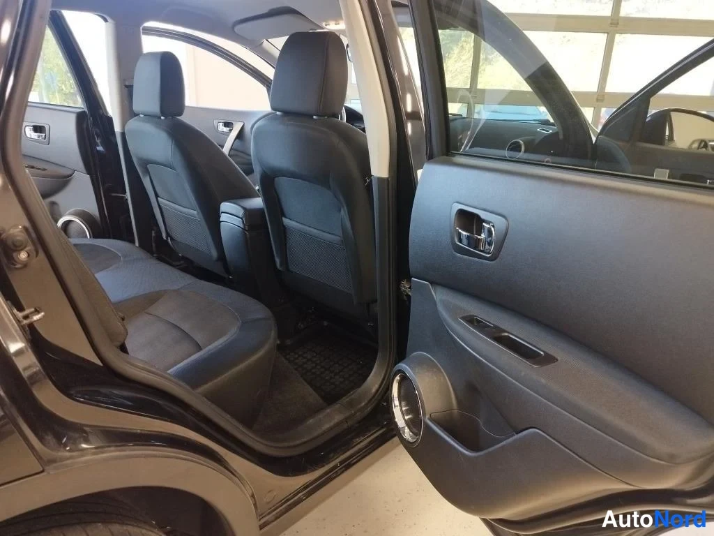 Musta Nissan Qashqai 2010, takaistuimet, kuva 10