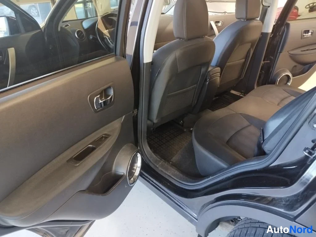 Musta Nissan Qashqai 2010, takaistuimet, kuva 11