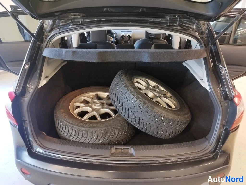 Musta Nissan Qashqai 2010, tavaratila, kuva 12