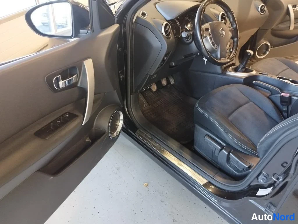 Musta Nissan Qashqai 2010, ohjaamo, kuva 6