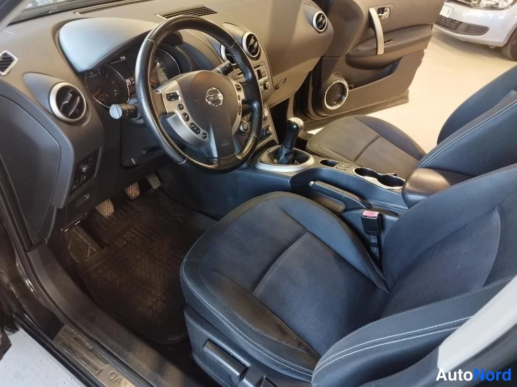 Musta Nissan Qashqai 2010, ohjaamo, kuva 7