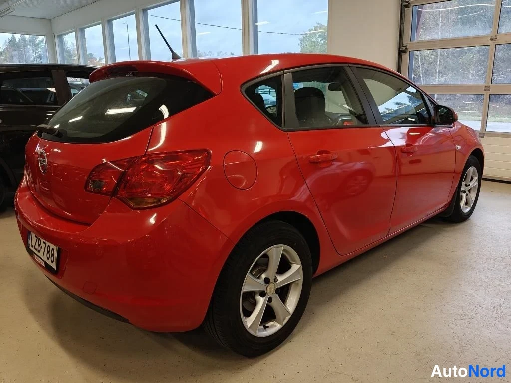 Punainen Opel Astra 2010, takaviisto, kuva 4