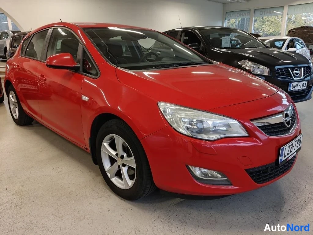 Punainen Opel Astra 2010, etuviisto, keula oikealle, kuva 2