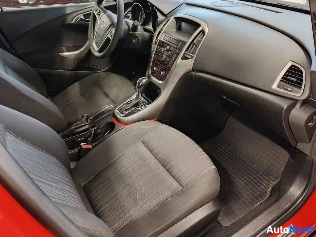 Punainen Opel Astra 2010, etuistuimet, kuva 6