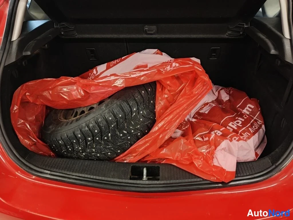 Punainen Opel Astra 2010, tavaratila, kuva 8