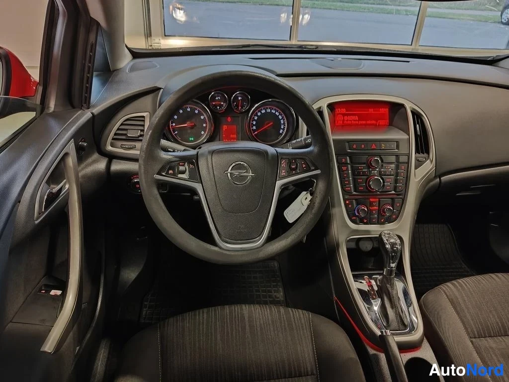 Punainen Opel Astra 2010, ohjaamo, kuva 5
