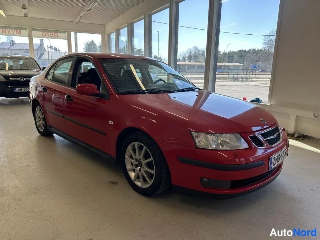 Punainen Saab 9-3 2004, etuviisto, keula oikealle, kuva 2