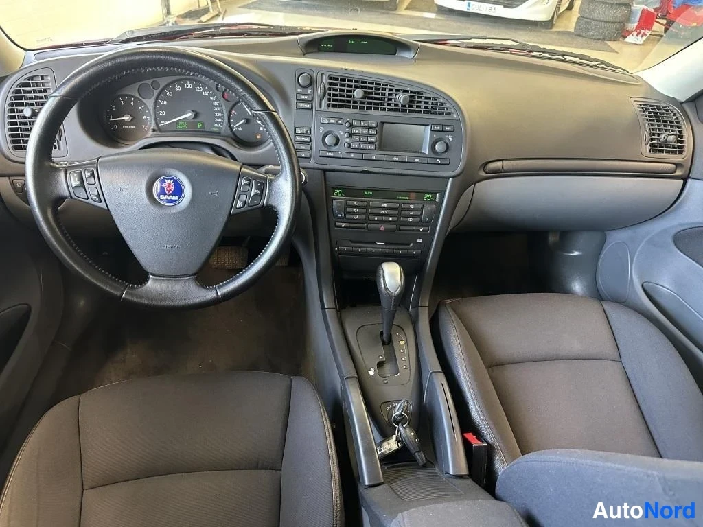 Punainen Saab 9-3 2004, ohjaamo, kuva 6
