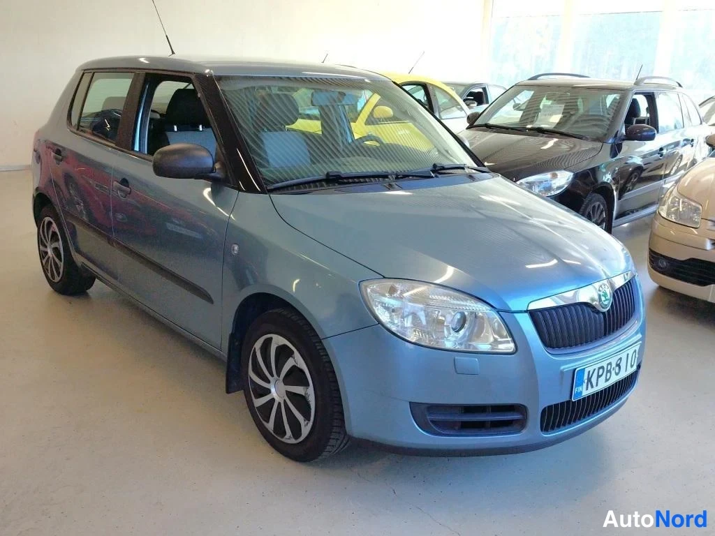 Sininen Skoda Fabia 2010, etuviisto, keula oikealle, kuva 2