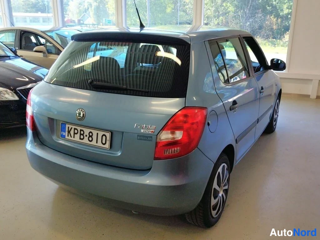 Sininen Skoda Fabia 2010, takaviisto, kuva 3