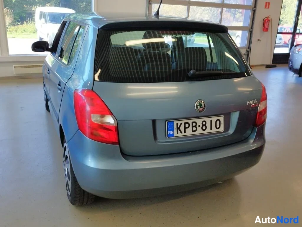 Sininen Skoda Fabia 2010, takaa, kuva 4
