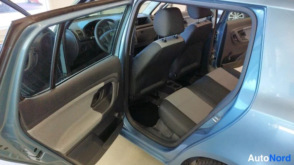 Sininen Skoda Fabia 2010, takaistuimet, kuva 9