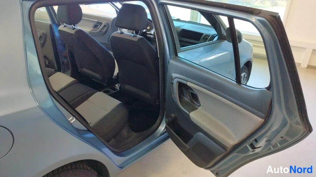 Sininen Skoda Fabia 2010, takaistuimet, kuva 10