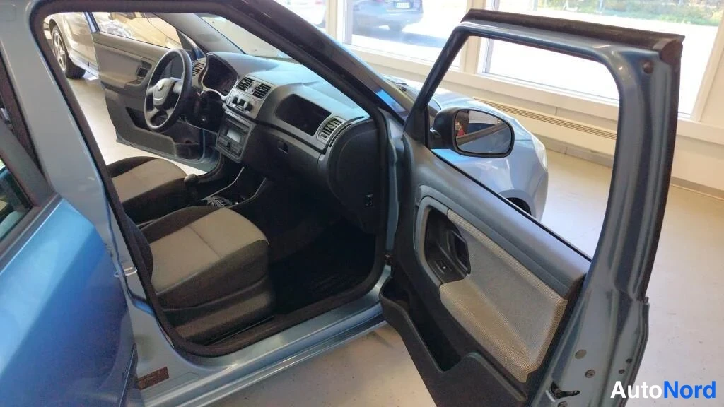 Sininen Skoda Fabia 2010, ohjaamo, kuva 5