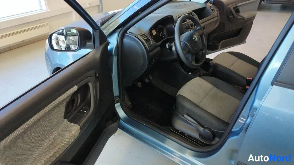 Sininen Skoda Fabia 2010, ohjaamo, kuva 6