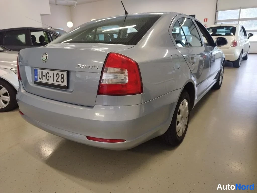 Sininen Skoda Octavia 2010, takaviisto, kuva 4