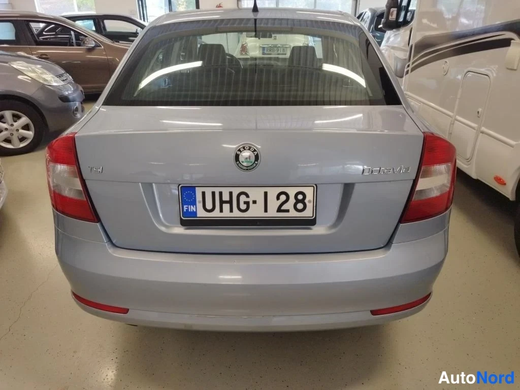Sininen Skoda Octavia 2010, takaa, kuva 6