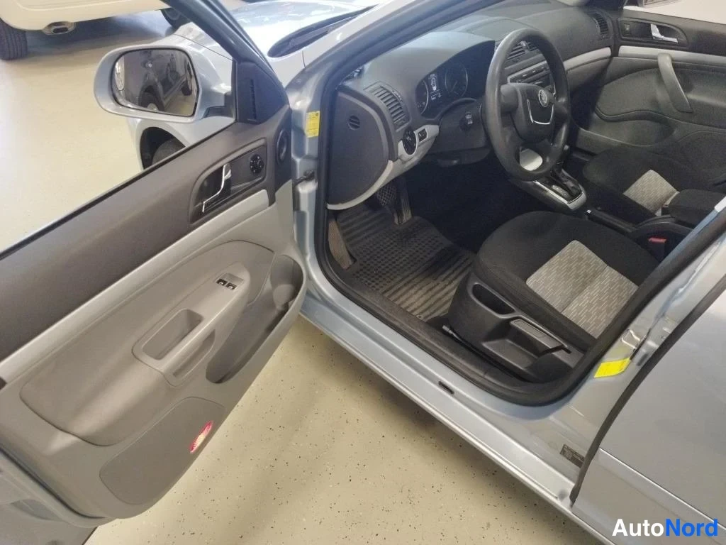 Sininen Skoda Octavia 2010, ohjaamo, kuva 7