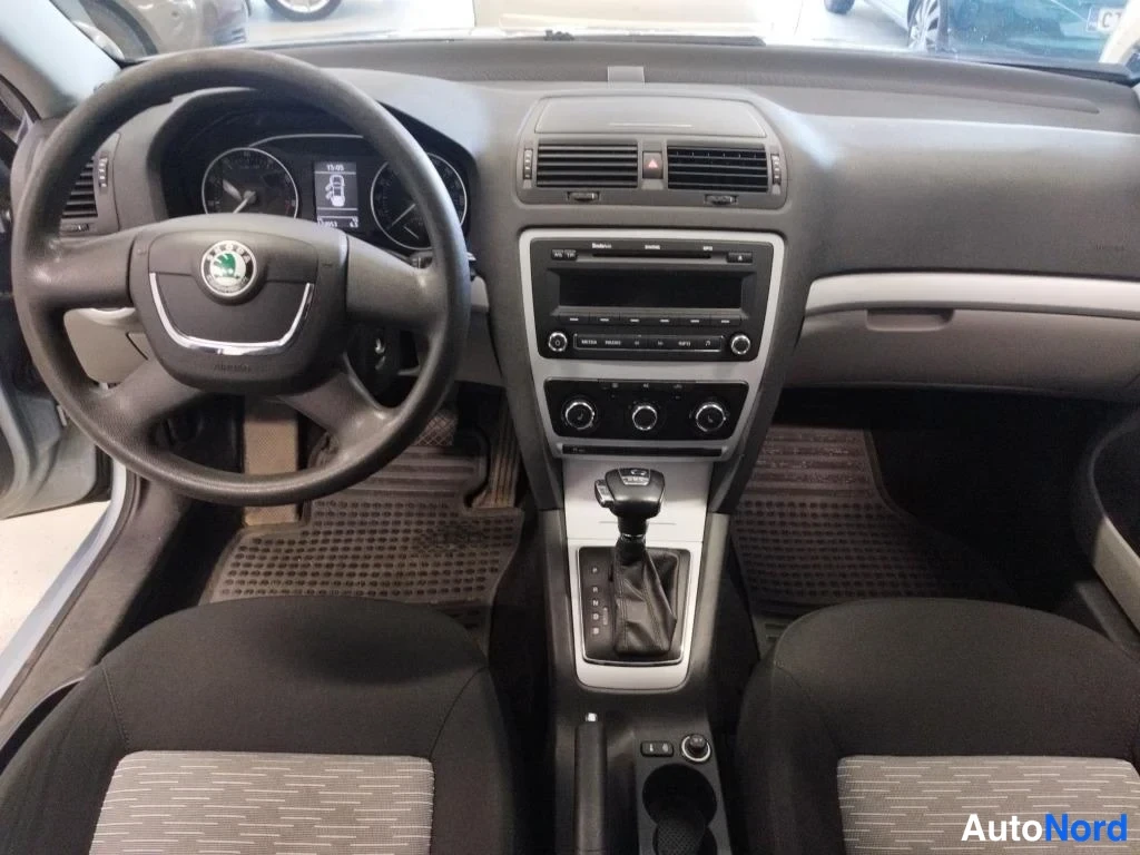Sininen Skoda Octavia 2010, ohjaamo, kuva 8
