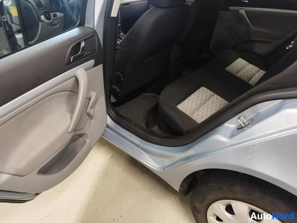 Sininen Skoda Octavia 2010, takaistuimet, kuva 11