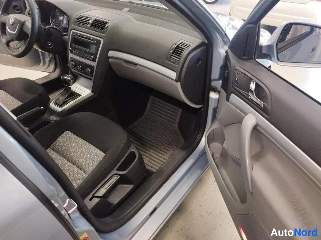 Sininen Skoda Octavia 2010, ohjaamo, kuva 9
