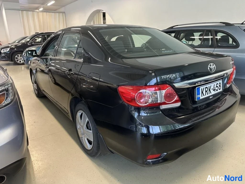 Musta Toyota Corolla 2013, takaviisto, kuva 3