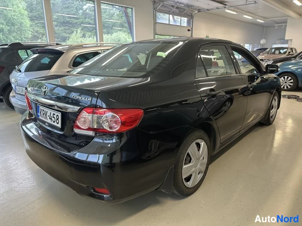 Musta Toyota Corolla 2013, takaviisto, kuva 4
