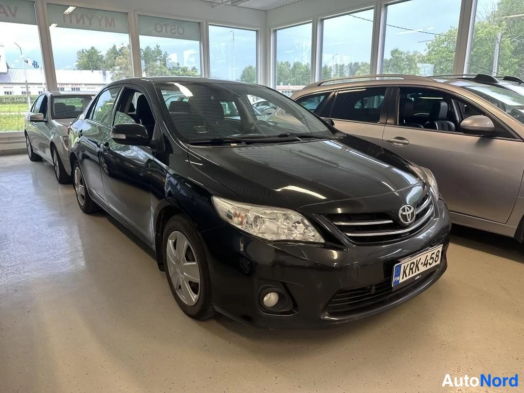 Musta Toyota Corolla 2013, etuviisto, keula oikealle, kuva 2