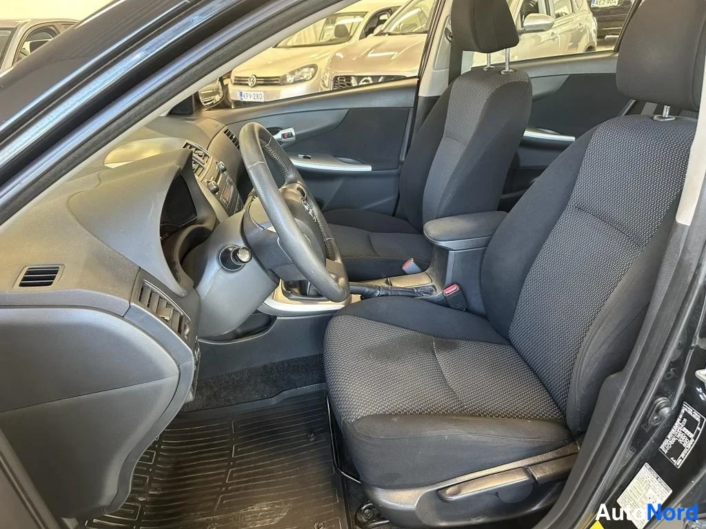 Musta Toyota Corolla 2013, etuistuimet, kuva 6