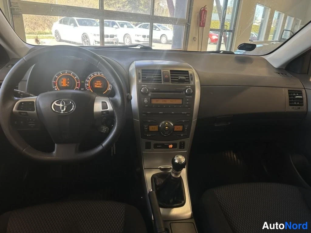 Musta Toyota Corolla 2013, ohjaamo, kuva 5