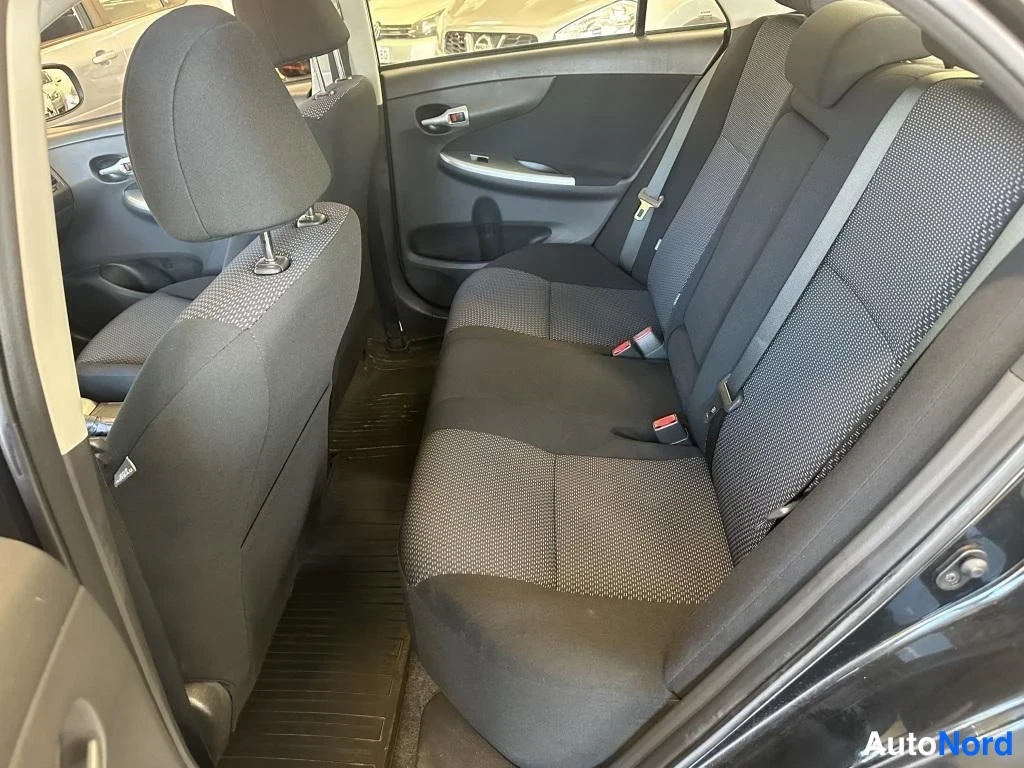 Musta Toyota Corolla 2013, takaistuimet, kuva 7