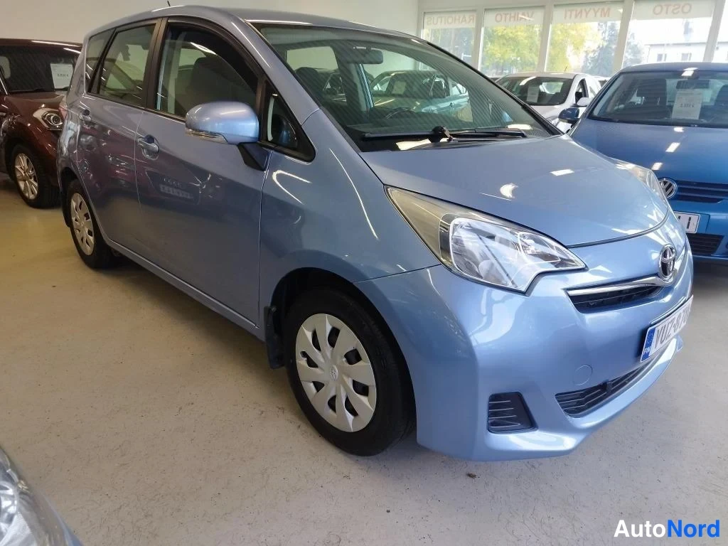 Sininen Toyota Verso-S 2012, etuviisto, keula oikealle, kuva 2