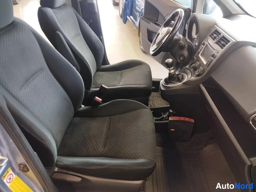 Sininen Toyota Verso-S 2012, etuistuimet, kuva 9