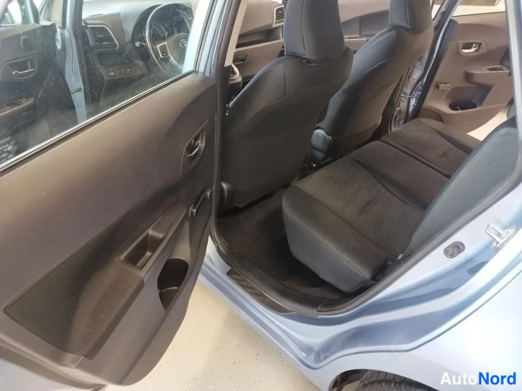 Sininen Toyota Verso-S 2012, takaistuimet, kuva 12
