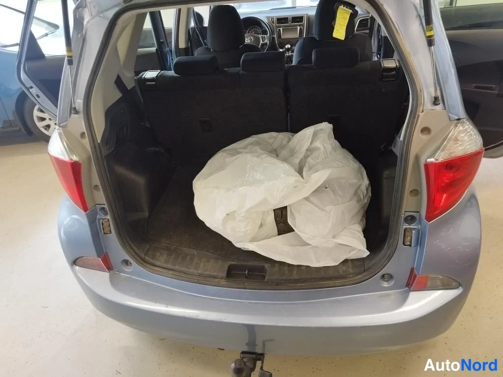 Sininen Toyota Verso-S 2012, tavaratila, kuva 13