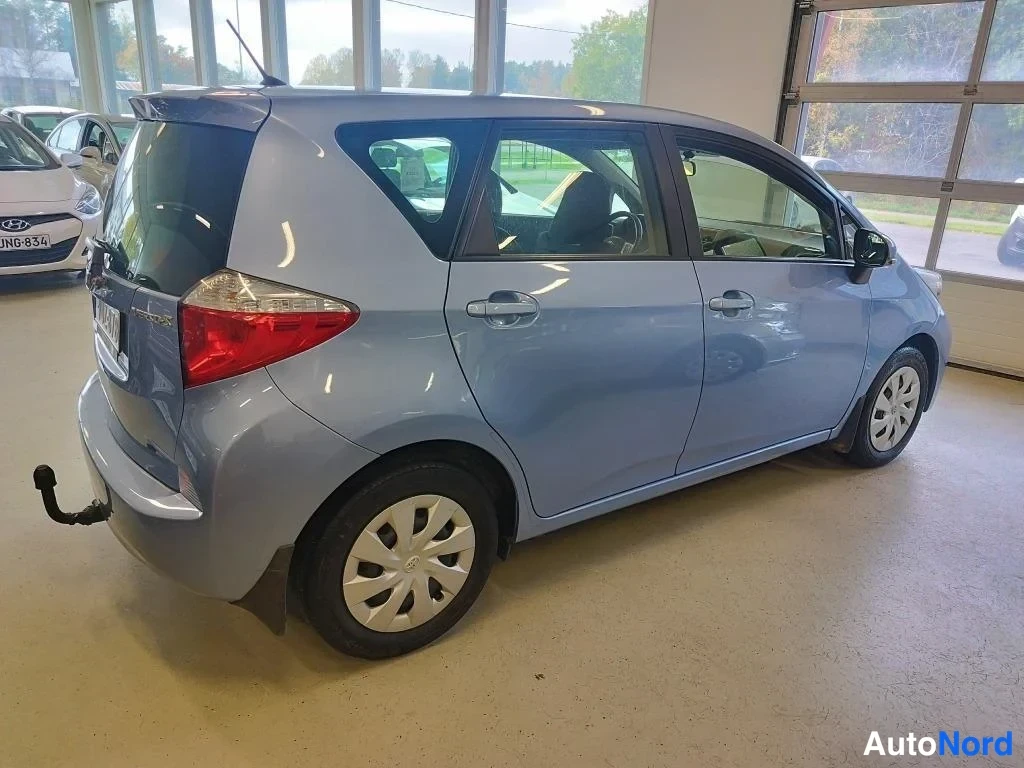 Sininen Toyota Verso-S 2012, takaviisto, kuva 3