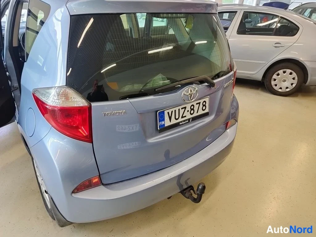 Sininen Toyota Verso-S 2012, takaa, kuva 5